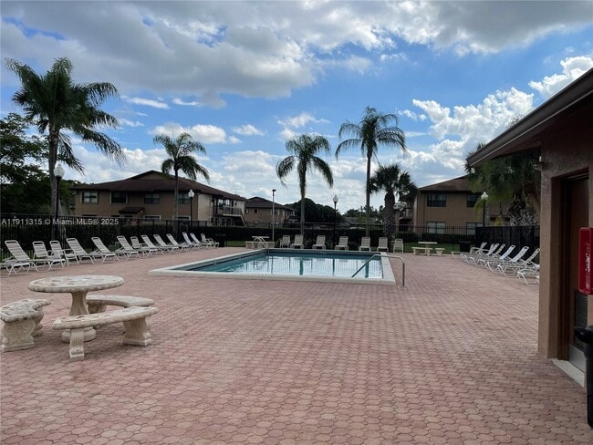 Building Photo - 10011 Winding Lake Rd