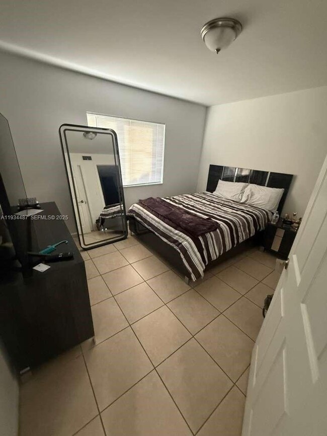 Building Photo - 1250 SE 26th St