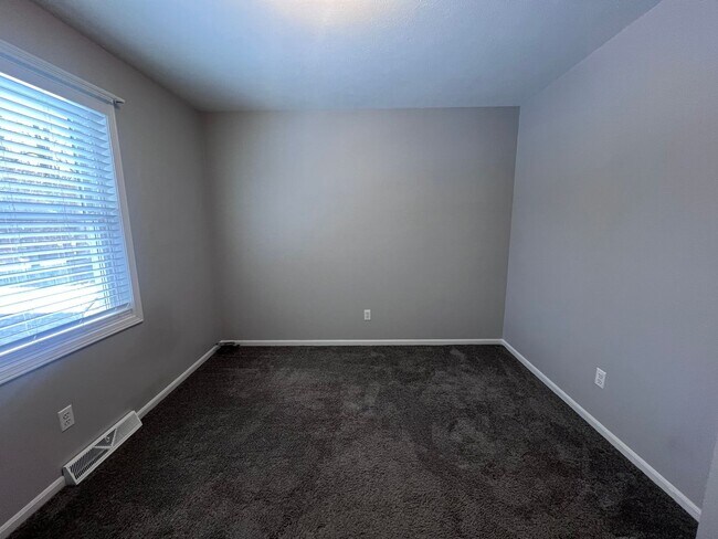 Building Photo - Updated 2 Bedroom Side by Side Duplex!