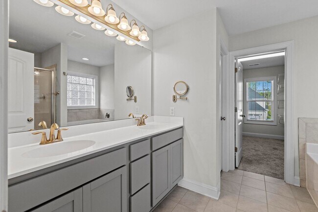 Building Photo - Large 4 bedroom in The Shores and Windpointe!