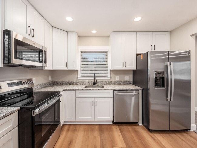 Building Photo - 2475 Swansea Rd