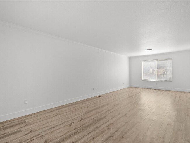 Building Photo - Newly Renovated 4 Bedroom Home with Gorgeo...