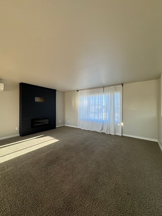 Building Photo - Newly Renovated & Ready to Impress!