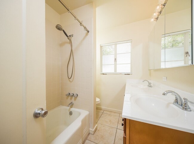 Building Photo - Great Central Location