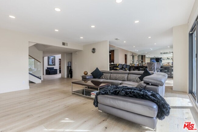 Building Photo - 2637 Angelo Dr