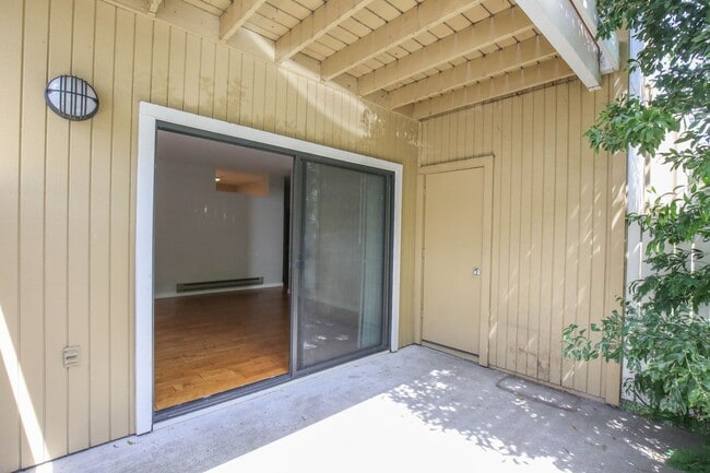 Building Photo - Richmond Marina Bay Condo In Gated Community
