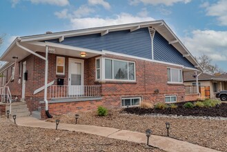 Building Photo - Spacious Updated Unit of Quadplex Availabl...