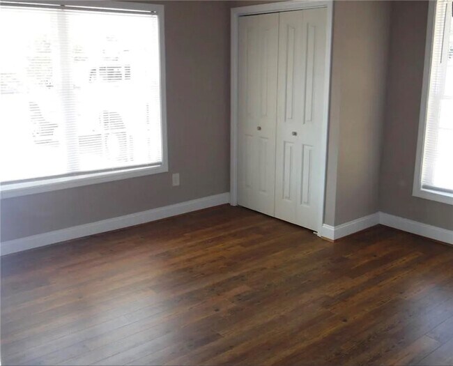 Building Photo - 308 S Poplar St