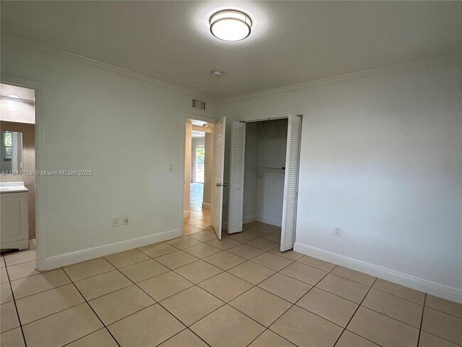 Building Photo - 2536 Van Buren St
