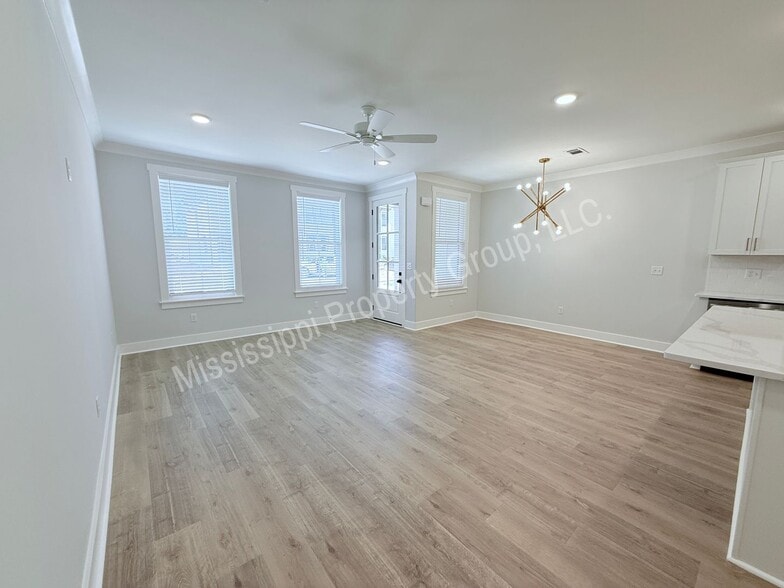 Building Photo - 684 Miramar Ln