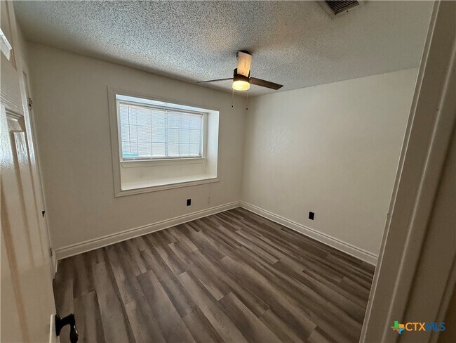 Building Photo - 702 Spring Hollow Dr