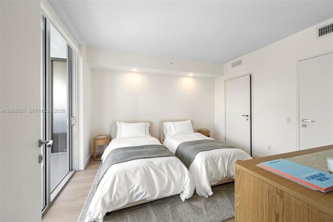 Building Photo - 1300 Brickell Bay Dr