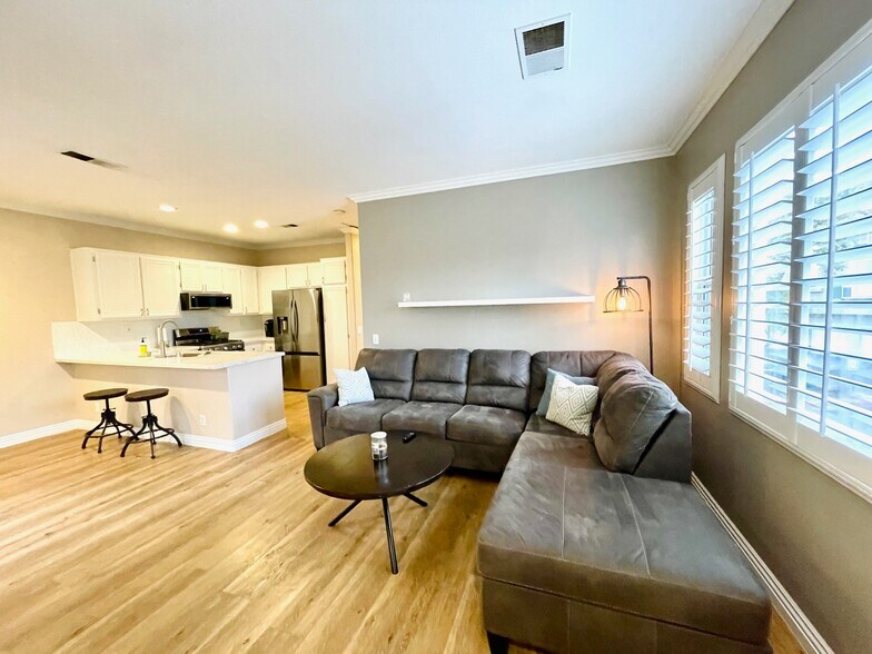 Building Photo - 40 Mesquite