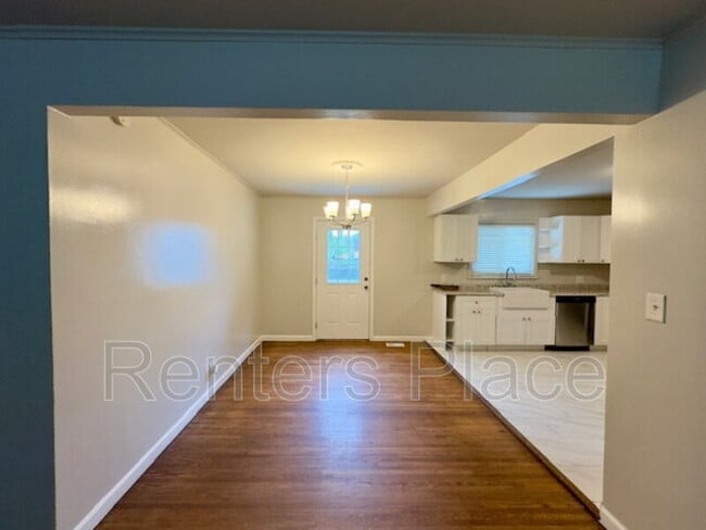 Building Photo - 208 E 45th Pl