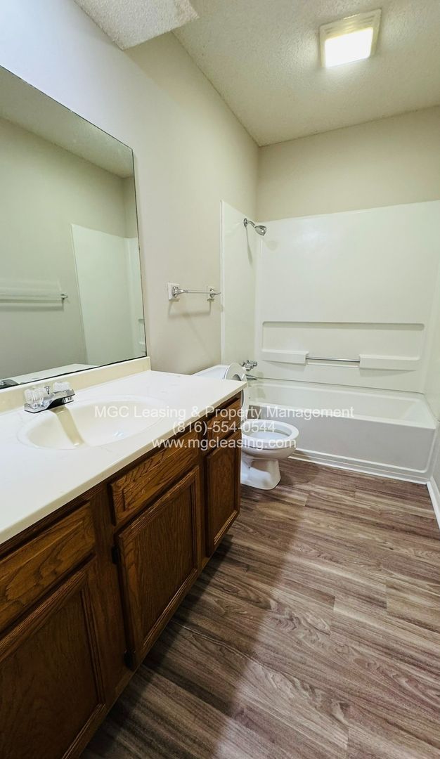 Building Photo - 1 Bedroom apartment in Olathe, KS