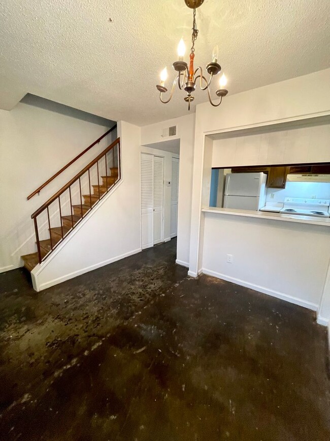 Building Photo - 2 Bed / 1 bath townhouse available now!