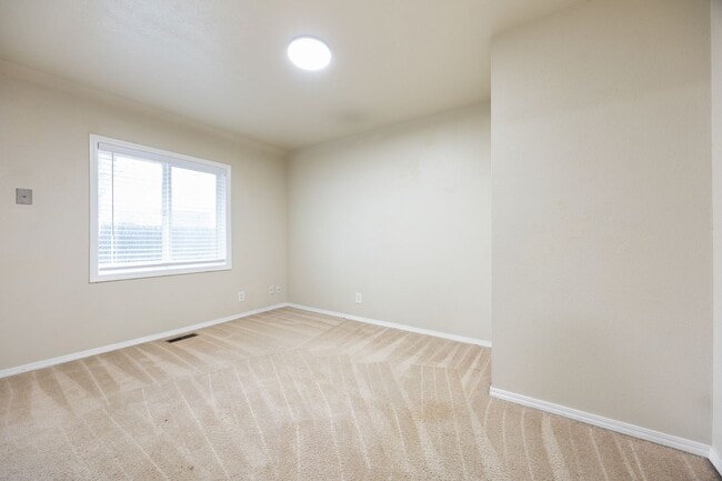 Building Photo - Spacious 5 bed/2 bath in SE Portland