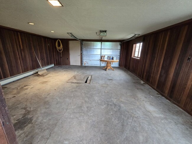 Building Photo - 4 bed, 3 bath house in the country