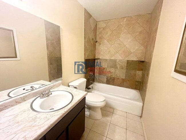 Building Photo - 1319 Potter Dr