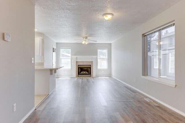 Building Photo - Spacious 3 Bed, 2.5 Bath Home with Garage ...