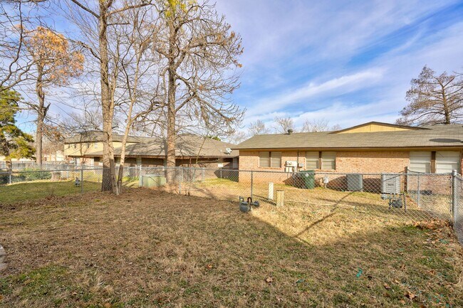 Building Photo - 4 bed 1.5 bath duplex in Midwest City