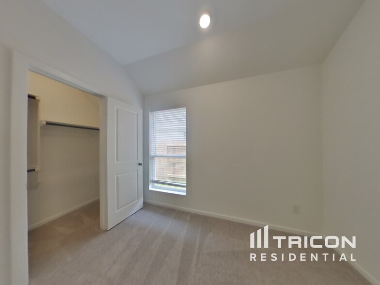 Building Photo - 6414 Seafoam Lake Dr