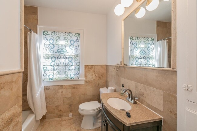 Building Photo - CHARMING and UPDATED 3/2 in The Cultural District