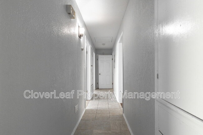 Building Photo - 1002 Sumner Dr