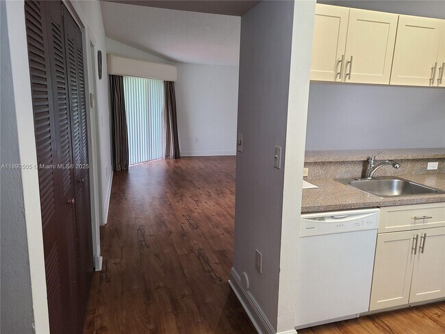 Building Photo - 9851 Nob Hill Ct