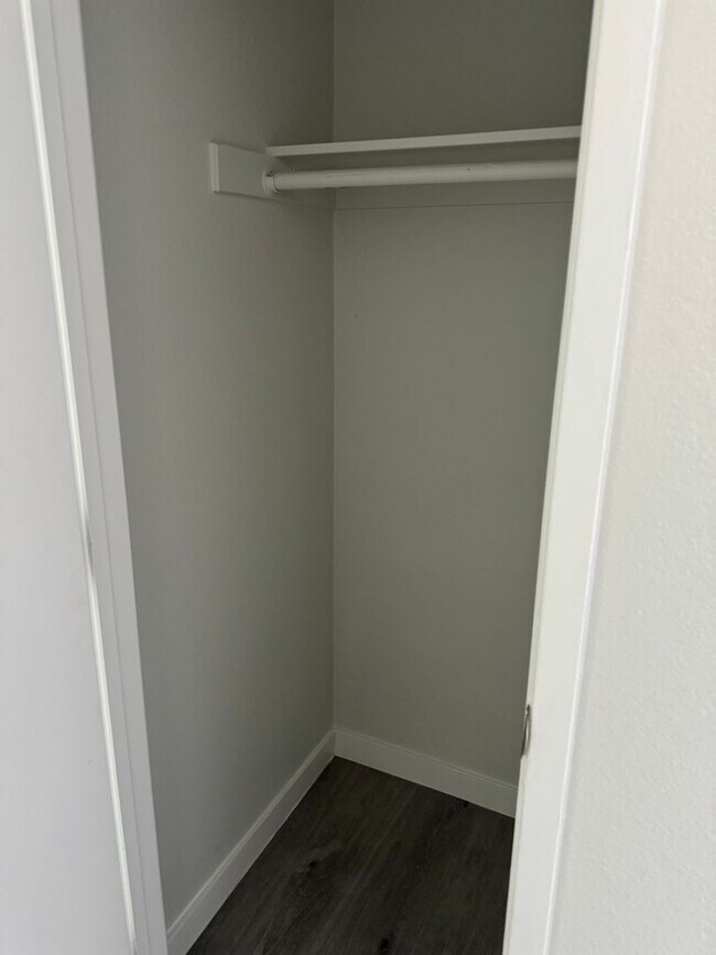 Building Photo - Stylish Modern 3 bed 2 bath house