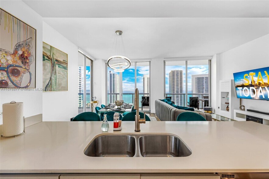 Building Photo - 2602 E Hallandale Beach Blvd