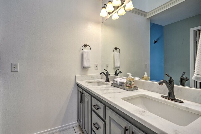 Building Photo - Beautiful 2+ Bedroom, 4 Level Townhome Wit...
