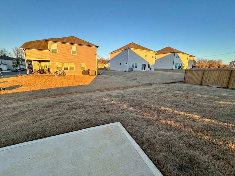 Building Photo - Room in House on Bedrock Rd