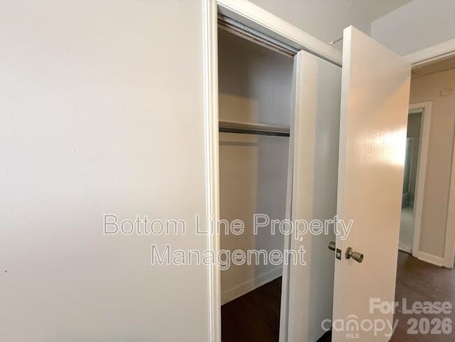 Building Photo - 907 Bannister Pl