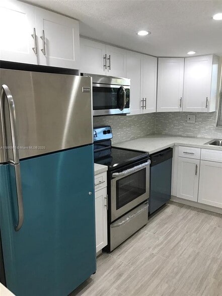 Primary Photo - 9353 Fontainebleau Blvd