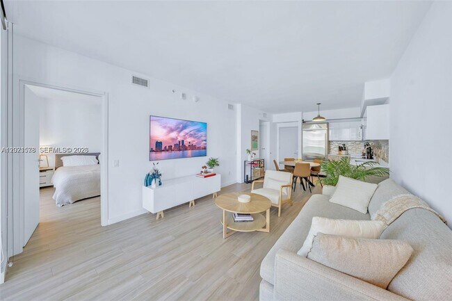 Building Photo - 1300 Brickell Bay Dr