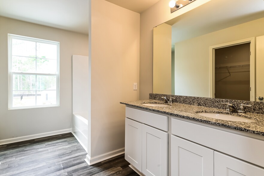 Building Photo - 723 Ruston Dr SE