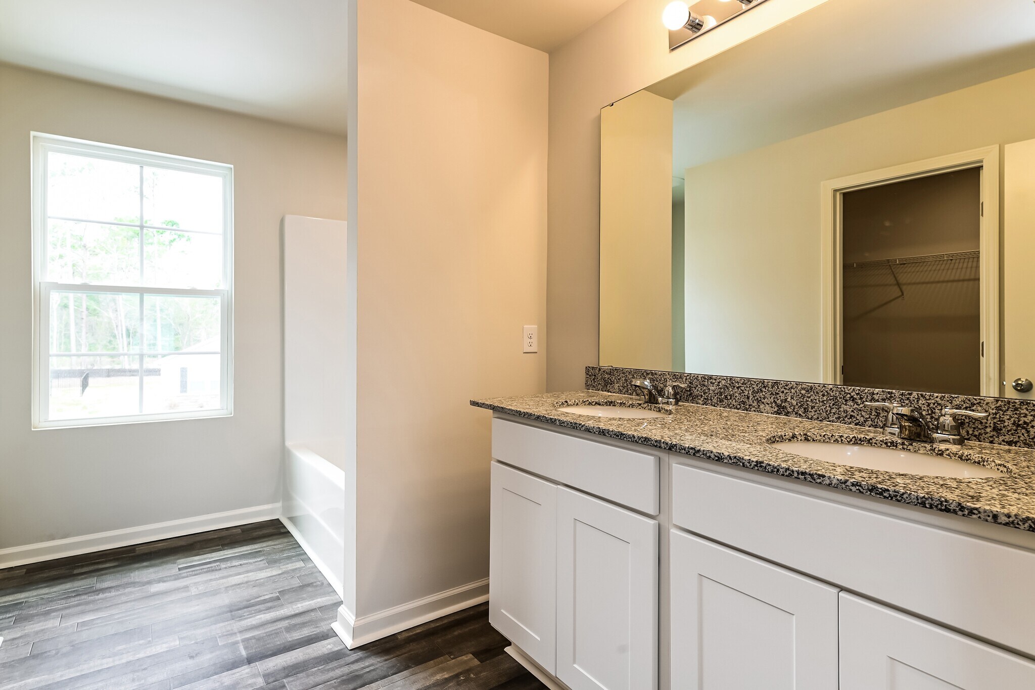 Building Photo - 664 Savanac St SE