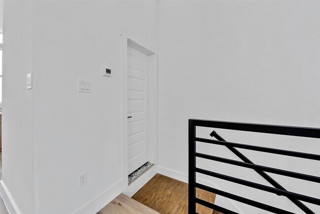 Building Photo - 1805 Emir St