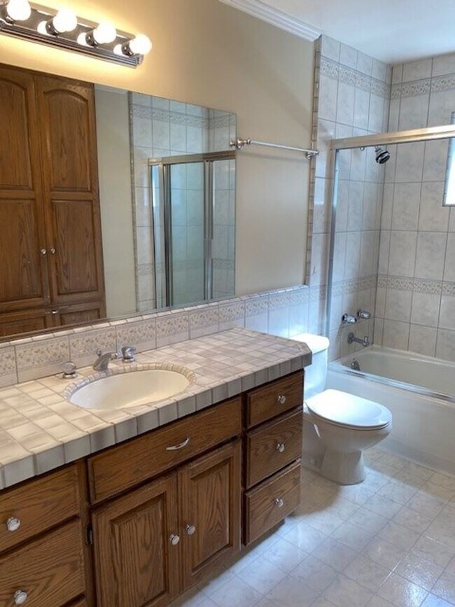 Building Photo - Charming home in great location