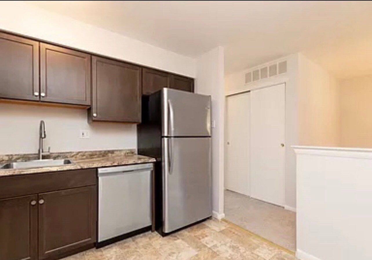 Building Photo - 3963 Rowena Dr