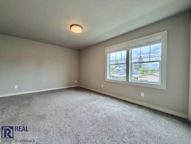 Building Photo - Spacious & Modern 3BR/2BA Home in Quiet Hillsboro Neighborhood