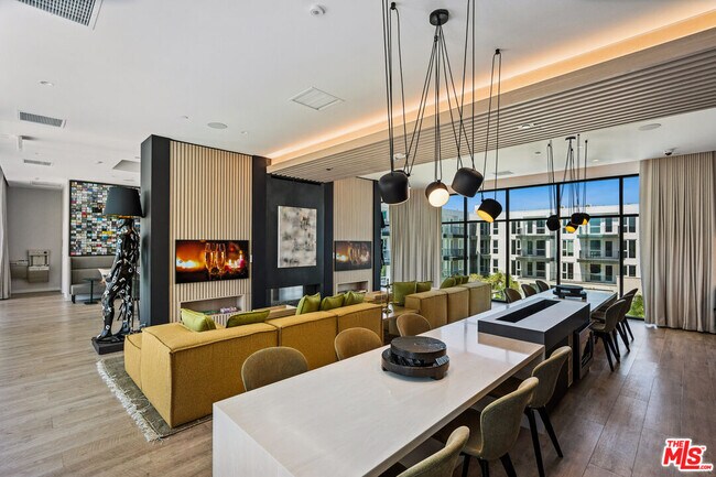 Building Photo - 2455 Overland Ave