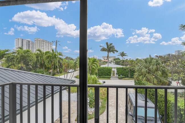 Building Photo - 319 S Riverside Dr