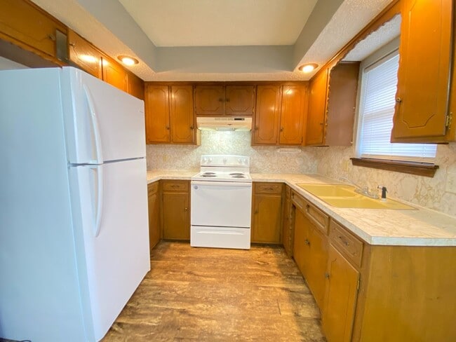 Building Photo - AVAILABLE NOW!