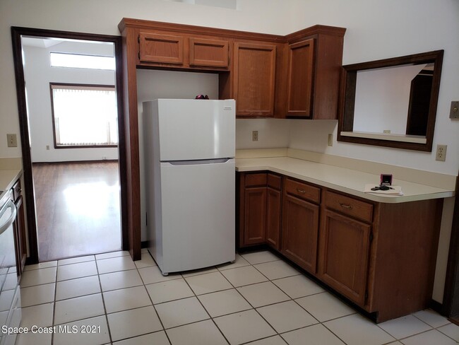 Building Photo - 2575 Palm Lake Dr