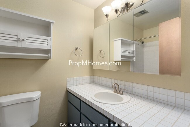 Building Photo - Spacious Four Bedroom Split-Level Home In Milwaukie!