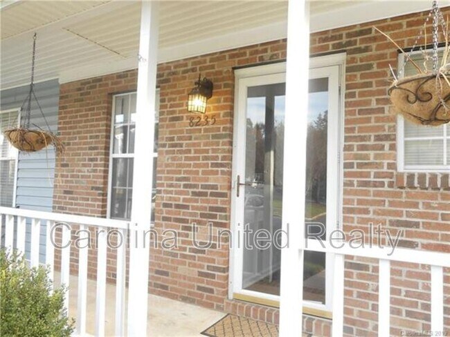 Building Photo - 8235 Circle Tree Ln