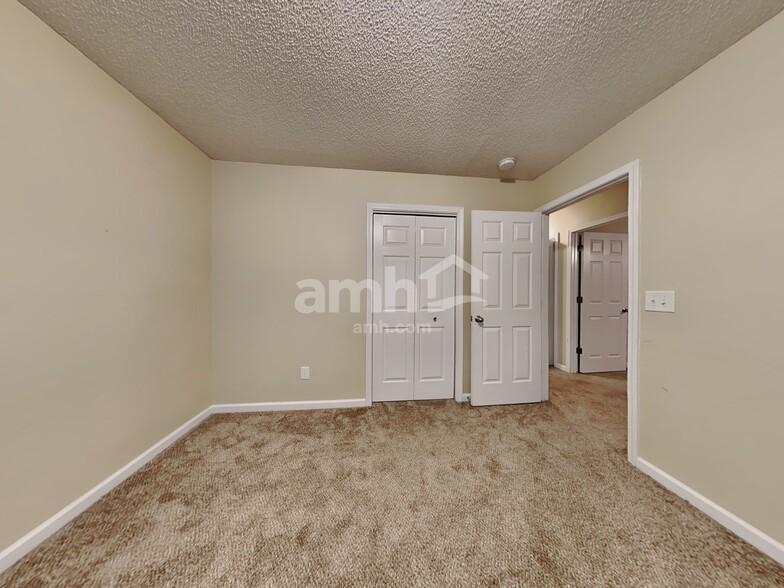 Building Photo - 136 Trickle Dr