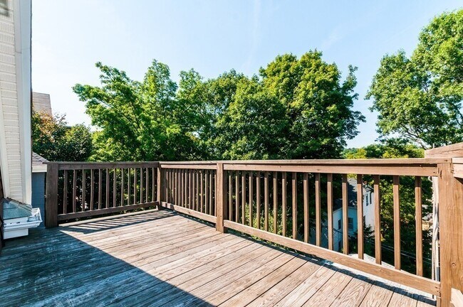 Building Photo - 76 Wenham St